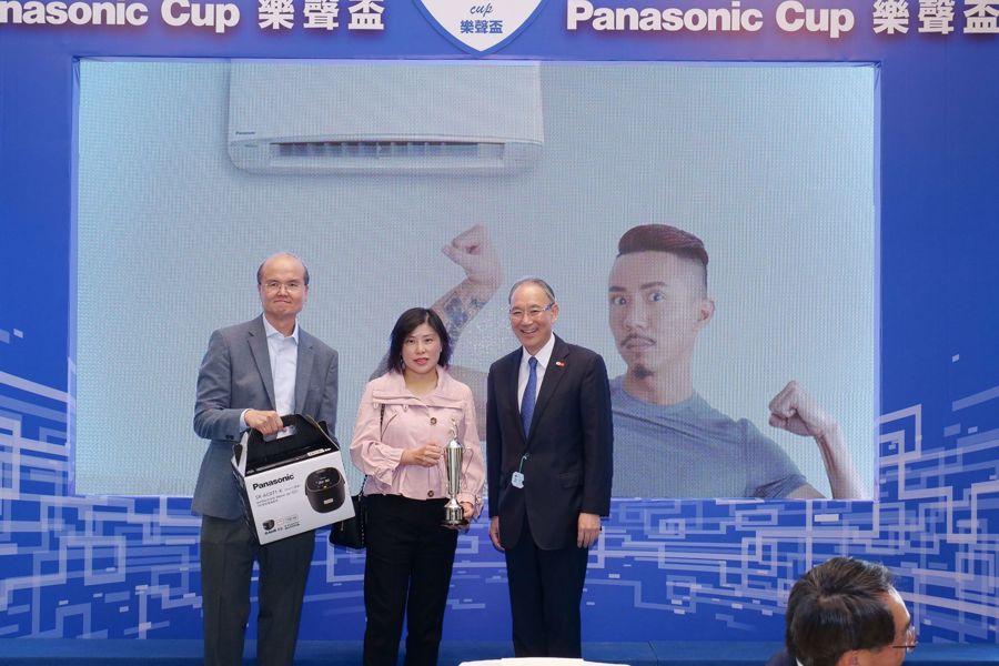 (右一) 日本駐港總領事松田邦紀先生頒發獎盃及Panasonic IH磁應西施電飯煲予第二場賽事勝出馬匹的馬主。